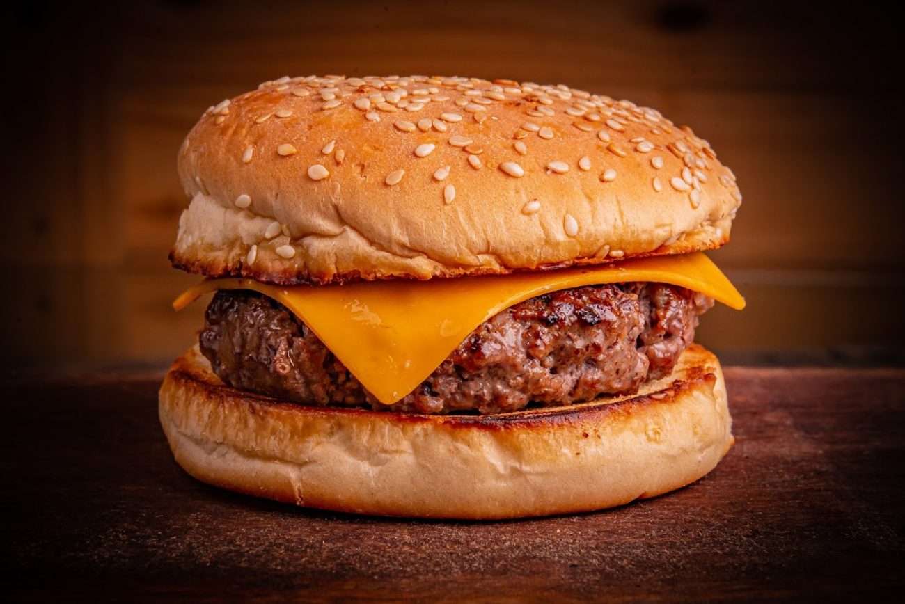 Rede de pubs apresenta novo “burger de 10ão” e outras novidades