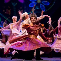 Mercado Municipal de Curitiba apresenta músicas natalinas com corais interativos