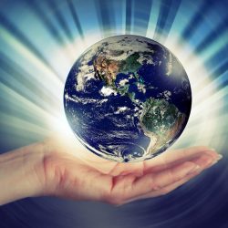 A Amcham está orientando e apoiando empresas na contratação de migrantes e refugiados. Existem atualmente 281 milhões de migrantes internacionais no mundo​, sendo 48% mulheres e 74% em idade economicamente ativa.