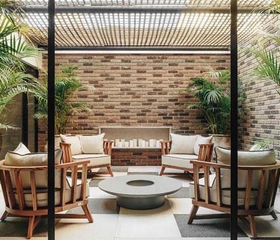 Studio Architeotnika Nomad ousa com loft contemporâneo e jardim a céu aberto para CASACOR PR 2021