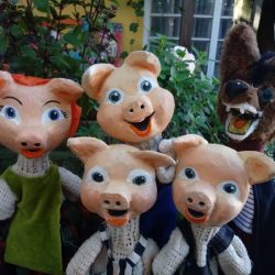 Os Três Porquinhos, João e Maria, e Romeu e Julieta em cartaz no mês das crianças