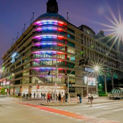 Show de luzes e músicas natalinas é atração diária e gratuita em shopping da capital