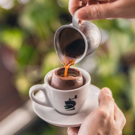 Uma das maiores redes de cafeterias do Brasil lança cardápio exclusivo para a temporada com café sazonal tanto nas lojas como para presente, em kits com chocolate