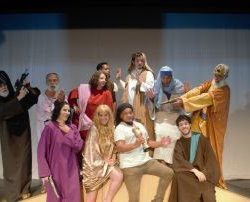 Fica em cartaz até o dia 23 de abril, no Teatro Regina Vogue, a comédia “A paixão segundo Messias”, do dramaturgo e diretor Jester Furtado. A peça conta a história de um messias que se utiliza da ignorância de seu povo para brincar de 