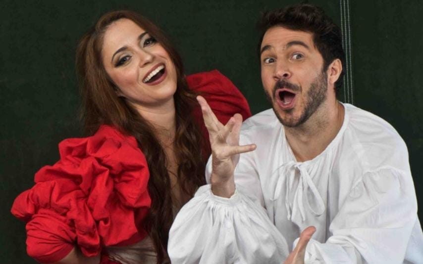 Comédia Amores do Palco chega em Curitiba no Teatro Ebanx Regina Vogue
