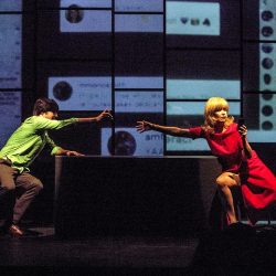 Julia Lemmertz, Georgiana Góes e Pedroca Monteiro chegam a Curitiba com a comédia de Martha Medeiros, Simples Assim