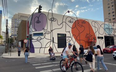 Curitiba ganha mural gigantesco de André Mendes