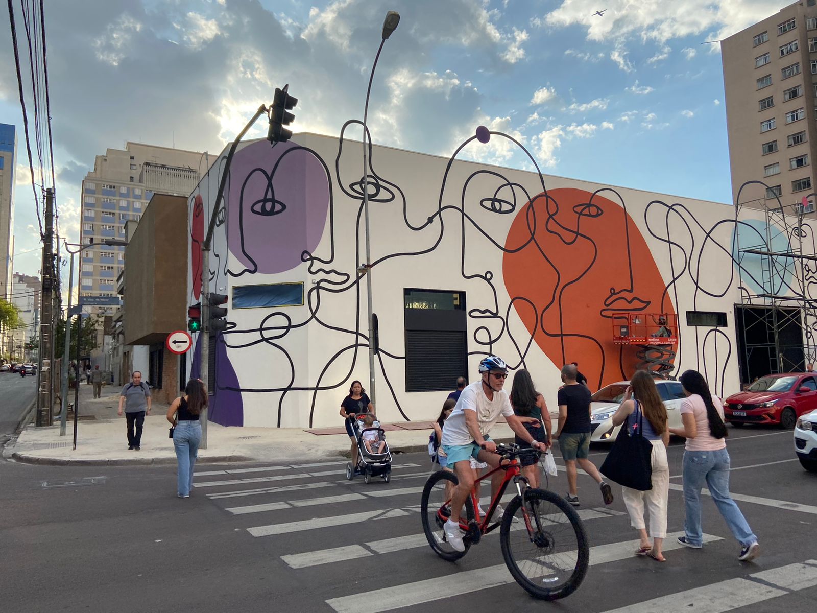 Curitiba ganha mural gigantesco de André Mendes