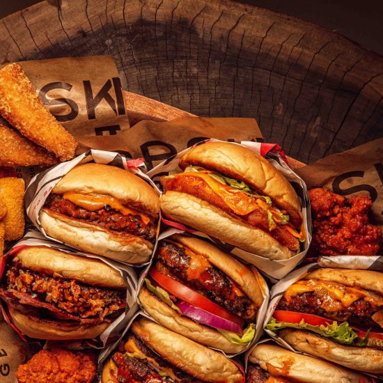 Nebraska Burger & Bar reúne inúmeras opções de hambúrgueres e porções em seu cardápio - Cred Jonas Teixo