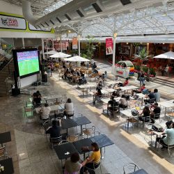 O Shopping Estação também entra no clima da Copa e vai transmitir todos os jogos da Seleção Brasileira. Foi instalado um telão de três metros na Praça de Alimentação para que todos os clientes e colaboradores possam acompanhar as partidas gratuitamente.