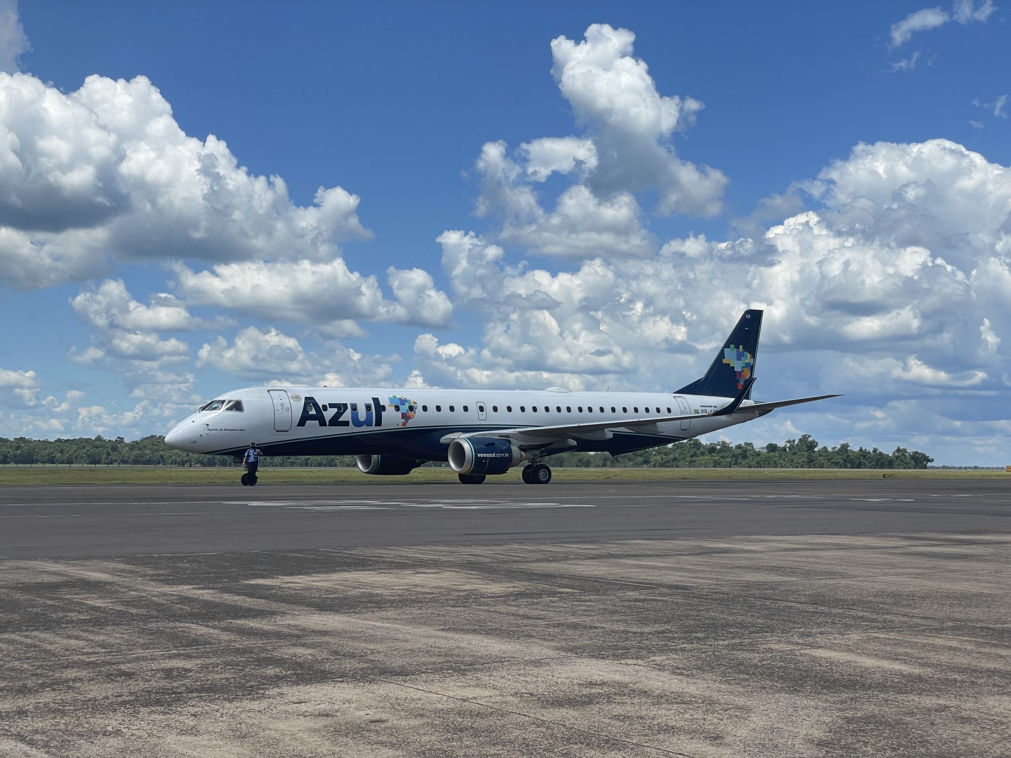 Azul começa a operar rota entre Foz do Iguaçu e Montevidéu, no Uruguai