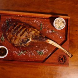 Um dos pratos mais famosos da casa é o Tomahawk