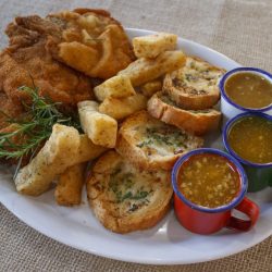 O Comida di Buteco chega a sua 8ª edição em Curitiba e desta vez 31 bares concorrem ao título de melhor buteco da cidade. A competição acontece de 07 a 30 de abril. E para participar do concurso, os bares tiveram que criar um petisco com o tema da edição: ervas e especiarias. Os resultados foram diversos e deliciosos e estarão à disposição do público preço fixo de R＄ 30. O processo de seleção para participar do Comida di Buteco começa com a indicação do público. Após visita técnica saem os escolhidos. Para fazer parte do concurso é importante que o bar se encaixe em um perfil: os estabelecimentos devem ser familiares, com o proprietário literalmente à frente do negócio e atrás do balcão no dia a dia. Outra novidade do Comida di Buteco neste ano é a expansão para 4 novas cidades: Londrina e Maringá, no Paraná; e Blumenau e Joinville, em Santa Catarina. Com isso o concurso chega a 45 cidades brasileiras de Norte a Sul do País e mais de mil butecos participantes. Como funciona -- O Comida di Buteco foi criado no ano 2000, em Belo Horizonte, Minas Gerais. Hoje o concurso está em todas as regiões do País. São mais de 40 circuitos e cerca de 1000 bares participantes. Ao longo dos 24 dias de concurso todos os butecos são avaliados pelo público que vai até o bar comer o petisco participante e por um corpo de jurados mantidos sob sigilo. O peso dos votos de cada um deles é de 50% e vai decidir o melhor buteco da cidade. Além do tira-gosto, que contempla 70% da nota, a qualidade do atendimento, a higiene do local e a temperatura da bebida também são avaliadas e têm o peso de 10% cada. O Comida di Buteco é o único concurso que elege o vencedor com votação presencial. Cada cliente que provar o petisco recebe uma cédula de votação no bar e tem que dar sua avaliação no local. Cada critério é avaliado com nota de 0 a 10. É possível votar apenas uma vez em cada bar. A avaliação é qualitativa e não quantitativa. Ao final um instituto de pesquisa faz a apuração do grande vencedor, que recebe premiação dos patrocinadores do evento. Após a escolha do melhor boteco de cada uma das cidades participantes ainda acontece uma eleição nacional para eleger o melhor boteco do Brasil. Essa eleição é decidida apenas com o voto de um júri especializado que viaja o País para dar sua nota. O Comida di Buteco é 100% viabilizado com investimento de empresas que acreditam na sua causa, como plataforma de desenvolvimento de suas marcas. Cerveja oficial: Eisenbahn Apresentador: Frontera Patrocínio: Piraquê, McCain, Santander/Getnet Promoção: RPC TV Apoiadores: Gordon’s, Zero Cal, Sympla, Chandon, Gran Mercure, Germer Apoiadores institucionais: Abrasel, Paraná Turismo, Clube Gazeta do Povo, Prefeitura de Curitiba, Curta Curitiba SERVIÇO: Comida di Buteco em Curitiba De 07/04 a 30/04 Site Comida di Buteco Conheça os bares e petiscos participantes da edição 2023 do Comida di Buteco: Anita Restaurante e Petiscaria -- Trouxinha de frango na piscina de cheddar: Trouxinhas de frango com queijo sobre uma piscina de cheddar cremoso. Ao centro pepino agridoce especial da casa e para acompanhar chips de batata com ervas finas. Avenida Anita Garibaldi, 4596 - Barreirinha Contato: (41) 3354-0069 Armazém do Alemão -- Os três porquinhos: Pastéis recheados com linguiça e queijo mussarela, bolinho de aipim recheado com pernil e requeijão cremoso, torresmo no palito (picolé de torresmo). Rua Maestro Carlos Frank, 1634 - Boqueirão Contato: (41) 3045-5059 Armazém do Espetinho -- Porco Fitness: Espetinho Suíno temperado com especiarias e alecrim, finalizado no molho Barbecue, acompanha tomate, cebola e abacaxi grelhado. Rua Barão de Santo Ângelo, 1507 - Xaxim Contato: (41) 3779-1950 Armazém do Pepino -- DiCupim: Bolinho de cupim com abóbora recheado com queijo, acompanha dois banoffee de canudinho. Rua Henrique Itibere da Cunha, 751 -- Bom Retiro Contato: (41) 3338-9107 Armazém Santa Ana -- Mignon Suíno no molho de tomilho e nata: Mignon suíno servido com farofa e pão francês. Av. Senador Salgado Filho, 4498 -- Uberaba Contato: (41) 3024-5320 Baba Salim -- PF do Salim: PF do Baba com Kafta de cordeiro e geleia de damasco. Rua Amintas de Barros, 45 - Centro Contato: (41) 3222-7672 Bar Quintal Maria Flor -- Alcatra Maria Flor: Iscas de Alcatra Gratinada ao molho de quatro queijos, acompanha Pão, Batata Rustica, molho de alho, Farofa de Bacon, Vinagrete, Geleia de Frutas Vermelhas com Pimenta e dois mini pasteizinhos de banana com doce de leite caseiro. Rua Holanda, 1089 -- Boa Vista. Contato: (41) 99695-2568 BarNella -- Surpresa de Porco: Costelinha suína servida com farofa crocante do BarNella, purê de alho poró, molho de damasco + disquinho de linguiça temperada. Rua Macapá, 430 -- casa 01 -- Tingui. Contato: (41) 99591-0939 Bek’s Bar -- Coxinha de dizer Amém: Coxinhas recheadas com costela acompanhadas de molho de ervas. Rua Brasílio Itiberê, 3645 -- Água Verde. Contato: (41) 99580-3434 Bom Bolinho -- Fusão de Sabores: bolinhos de carne recheados com queijo cremoso e especiarias, acompanhado com molho de ervas finas e molho rústico. Rua Adrianópolis, 221 -- Cruzeiro, São José dos Pinhais.  Contato: (41) 3035-2247  Boteco de Sampa -- Bicho do Paraná: Carne de onça especial. Rua Alferes Poli, 1850 -- Rebouças.  Contato: (41) 3332-6441  Cabana Bar & Petiscaria -- Camarão 2 queijos: Porção com 8 mini espetinhos de camarão com provolone e pimenta biquinho, servidos com molho gorgonzola e geleia de abacaxi com manga. Av. Marechal Humberto de Alencar Castelo Branco, 655 - Cristo Rei Contato: (41) 3153-0935 Casa D’Bia -- Piruibi de Linguiça: bolinho de linguiça suína, recheado com queijo e carregado de temperinhos. Acompanha molho de pimenta da casa e limão. Rua Roraima, 1369 -- Cajuru Contato: (41) 3225-1795 Casa Velha -- Bem Acompanhado: Caldo de mocotó com alho poró acompanhado de palito de mandioca temperados, bisteca suína à milanesa e torradas de pão francês. Rua Mateus Leme, 5981 -- Abranches Contato: (41) 3354-4050 Dom Rodrigo -- Cuscuztelinha: Costelinha de porco na pressão acompanhada de cuscuz e bruschetas. Avenida Toaldo Túlio, 2275 -- Santa Felicidade Contato: (41) 99138-6566. Gordo & Magro -- Bolinho Brimo Alemão: bolinho de blend bovino dianteiro temperado com zattar, canela, cravo, pimenta preta, noz moscada, tempero especial da casa e linguiça Blumenau. Servido com molho agridoce de maionese e hortelã fresca. Rua Theodoro Makiolka, 2009 -- Santa Cândida Contato: (41) 98432-4811. Ite’s Bar -- Paletado: Cubos de paleta suína, temperada com alho, coentro, alecrim, pimenta branca, sal e suco de limão. Empanados somente na farinha de rosca. Rua Luiz França, 287 -- Cajuru Contato: (41) 98746-8118 Jacobina -- Feijoada Disfarçada: Releitura da tradicional feijoada do Jacobina. Bolinhos de feijoada, torresmo de rolo e fatias de banana à milanesa, acompanhados de farofa, vinagrete, couve crocante e cachaça. Rua Almirante Tamandaré, 1365 -- Juvevê Contato: (41) 3016-6111 Jambu Bar Jardim -- Uaipi frito: 06 mini sandubas de mandioca recheado com pastrami bovino+ chutney de tomate + brotos de agrião. Rua Petit Carneiro, 790 -- Água Verde  Contato: (41) 3528-2396  Nosso Boteco -- Nosso Schnitzel: Schnitzel ao modo da chef com rodelas de limão siciliano. Salada de batatas com lascas de bacon e vinagrete alemã. Geleia de maçã com laranja. Rua Vicente Ciccarino, 699 -- Boa Vista  Contato: (41) 99891-3999 O Portão Bar e Petiscaria -- Picadinho do frei: Tilápia em cubos empanados com molho especial. Rua Augusto Demari, 4069 -- Portão.  Contato: (41) 3329-5541  Obrzut -- Enroladinhos no Palito: Petisco de mandioca, com recheio de carne bovina e queijo, coberto com baco e cheiro verde. Rua Moacir Vieira Gomes, 49 - Campo Comprido Contato: (41) 3528-4125 Petiscaria Germânia -- Anticutcho: Tenros pedaços de coração bovino que são marinados em tempero especial à base de ervas e especiarias e assados em um espeto de bambu. Acompanha batatas bolinha com tempero de ervas. Rua Lodovico Geronazzo, 1793 -- Boa Vista  Contato: (41) 3528-2675  PickNick Bar -- Kibe de tilápia: Farinha de kibe temperada com especiarias do chefe, mesclada com cubinhos de tilápia incorporando a massa. Recheada com queijo e servida com dois tipos de molhos. Av. Manoel Ribas, 5966 - Santa Felicidade Contato: (41) 3273-4279 Pra Começar -- Trio Metido: Tradicional bolinho de came servido em três versões: aberto gratinado com queijo Provolone e salteado com cheiro verde, mini recheados com calabresa temperada com gengibre em pó e cachaça, e mini tradicionais. Acompanha: Vinagrete de tomilho e molho especial com cerveja. Rua José Merhy, 745 - Boa Vista  Contato: (41) 3528-6098 Schnaps -- Pra chuchar do ragu: Pão semi italiano pincelado com manteiga aromatizada com ervas, recheado com ragu de linguiça e molho de gorgonzola, salpicado com amêndoas; Bolinho de mandioca com recheio de marguerita e Coração romeu e julieta. Rua André Zaneti, 129 -- Vista Alegre Contato: (41) 3408-2027 Trieste Bar e Restaurante -- Costela Sucripan: Costela bovina em pedaços empanada com sucrilhos e farinha panco, coberta com molho de vinagrete de especiarias, junto de batatinhas, farofa e quadradinho de abóbora. Rua Prof. Francisco Zardo, 920 - Dentro Estádio - Santa Felicidade  Contato: (41) 99108-5599 Um Gastronomia -- Bola branca: Um creme a base de cream-cheese, sour cream, salmão defumado a frio, cebola roxa, ervas frescas e castanhas. Alameda Princesa Izabel, 2976 - Bigorrilho Contato: (41) 99926-6603 Vallentina -- Costelinha da Rai: Costelas suínas frescas e magras em condimentos próprios a base do ASP Vallentina. Rua Almirante Gonçalves, 2848 - Rebouças Contato: (41) 3092-3353 Velhas Caveiras Rock Bar -- Bolinho das Velhas: Porção de Bolinho de Carne, com dez unidades, pão de alho, molho verde (da casa) e vinagrete. Av Senador Salgado Filho, 2385 - Guabirotuba Contato: (41) 97400-6105 Zezito’s -- Pork belly: Pequeno rolo de Panceta de porco frita acompanhada de geleia aromática de erva-doce e gengibre. Rua Dom Pedro I, 345 - Água Verde Contato: (41) 3014-0828