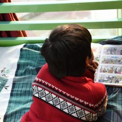 De quadrinho em quadrinho, com diálogos curtos e envolventes, os gibis facilitam a alfabetização de milhares de crianças pelo país. A Turma da Mônica, referência quando se trata do assunto, completa 60 anos em 2023, com 12 milhões de gibis por ano lidos por crianças e adultos. De acordo com a última pesquisa Retratos da Leitura no Brasil, realizada pelo Instituto Pró-Livro, em 2019, sobre os hábitos do leitor brasileiro, as crianças do Ensino Fundamental 1 e os jovens da faculdade são os que mais leem histórias em quadrinhos (HQs). A pesquisa revela, ainda, que livros de literatura e HQs estão empatados nas preferências dos entrevistados, perdendo apenas para os jornais. “A leitura contribui com habilidades socioemocionais que o ser humano precisa aprimorar ao longo da vida, como empatia, senso crítico e noção de pertencimento a partir da identificação com os personagens da história. O apelo visual, a dinâmica ágil da narrativa em quadrinhos e o humor presente no enredo fazem com que o momento da leitura seja prazeroso e descontraído, despertando ainda mais interesse pelos textos”, afirma a professora de Oficina de Leitura e Redação do Colégio Positivo, Liliani Aparecida da Rosa. Responsáveis pela formação de muitos leitores de gibis, Maurício de Sousa e equipe abordam temas diversos e atuais nas histórias, que agradam a todos os públicos. Sempre com novidades, foi possível manter um público fiel por tantas décadas. Na pesquisa do Instituto Pró-Livro, quando perguntados sobre o último livro que leu ou está lendo, dos 37 títulos mais citados, a Turma da Mônica está em terceiro lugar, empatado com Diário de um Banana. Quem acompanha as histórias da Turma da Mônica quer mais, e os personagens foram transformados em ícones da cultura pop. Por meio da intertextualidade, os personagens aparecem em diferentes versões, como séries, filmes e obras de arte, como Mônica Monalisa. Segundo levantamento do Observatório Brasileiro do Cinema e do Audiovisual da Agência Nacional do Cinema (Ancine), dos dez filmes mais vistos em 2021, cinco são baseados em personagens nascidos dos quadrinhos, já consagrados no papel e que querem ser vistos na telona. Outra característica marcante das histórias em quadrinhos é que elas mostram temas complexos para leitores iniciantes de forma mais fácil. Contudo, é preciso que o conteúdo seja adequado à idade da criança. “Não há dúvidas de que os gibis podem ser fundamentais no processo de incentivo à leitura para crianças, no entanto, pais e professores precisam estar atentos à faixa etária indicativa dos quadrinhos, já que é um universo bastante variado e complexo. Além disso, para que a criança evolua na leitura, é importante disponibilizar outros gêneros narrativos, que apresentam, gradativamente, desafios de leitura. Por fim, desenvolver o hábito da leitura em crianças e adolescentes é um processo que inicia pela escuta e leitura prazerosa de obras que os agradem e que, de alguma forma, criam memórias afetivas nos jovens leitores”, comenta Liliani.