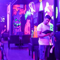 Artes em neon fazem parte da decoração do Alameda Lounge Bar - Cred Vitor Alves