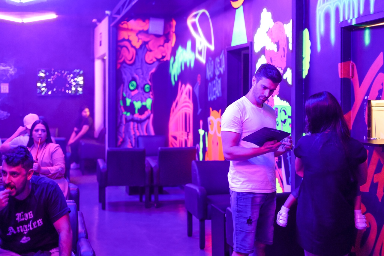 Artes em neon fazem parte da decoração do Alameda Lounge Bar - Cred Vitor Alves