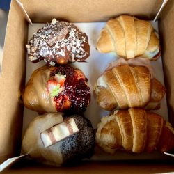 O croissant é uma iguaria da culinária francesa que conquistou o paladar de pessoas ao redor do mundo. Sua delicadeza, textura crocante e sabor único fazem dele um dos itens mais apreciados em cafeterias e padarias. Com o passar dos anos, além da versão tradicional, os croissants recheados conquistaram seu espaço, principalmente no Brasil. Os recheios adicionam uma dose extra de sabor e cremosidade ao croissant, transformando-o em uma verdadeira tentação para os amantes de sobremesas. Quando o recheio é salgado, se torna uma opção versátil para o café da manhã, brunch ou lanche. A verdade é que não tem hora para um bom croissant recheado. Por isso, a Mais Que Chocolate vai promover o 1º Festival do Croissant Recheado entre os dias 15 e 25 de junho. Ao total, são seis sabores. E durante esse período, é possível apreciar os croissants na loja, aproveitando o combo de dois sabores (1 doce e 1 salgado), por R$ 39,90. Ou então, levar para casa a caixa com os 6 sabores, por R$ 135. Também tem a opção de pedir no delivery. Os sabores doces são: Doce de leite com frutas vermelhas; Ninho e Nutella; e Sonho de Valsa, que é um sabor exclusivo para o festival. Já nos salgados, tem de frango com Catupiry; peito de peru e queijo; e Margherita. A Mais Que Chocolate está localizada no Jardim das Américas e abre todos os dias da semana. SERVIÇO: Quando: 15 a 25 de junho Onde: Mais Que Chocolate (Rua Professor João Doetzer 560 – Jardim das Américas) Horário: Segunda, das 11h às 16h | Terça a sábado, das 11h às 21h30 | Domingo, das 11h às 18h. Quanto: R$ 39,90 a dupla (um doce e um salgado) e R$ 135 a caixa com 6 sabores Contato: (41) 99542-0057 | 3503-1129 Instagram: https://www.instagram.com/mqccuritiba/ Site: www.maisquechocolate.com.br
