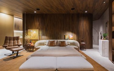 O loft tem se tornado uma forma de morar contemporânea cada vez mais em evidência. A 29ª CASACOR Paraná, que acontece até 23 de julho, em Curitiba, traz quatro ambientes inspirados neste modelo totalmente integrado, jovem e ousado, em que o íntimo e o social se fundem em um único e grande espaço, em sintonia com o tema Corpo & Morada da Mostra deste ano. Veterano na Mostra, onde marca presença desde 2008 sem interrupções, o arquiteto Marcelo Lopes projetou o Loft Cosmopolita para esta edição. O ambiente foi idealizado como o lar de alguém que possui grande bagagem cultural e traduz essa gama de referências em sua casa, levando consigo sua origem brasileira, materializada no espaço em um mobiliário de design nacional. O ambiente incorpora o tema Corpo & Morada nos detalhes cheios de curvas, na definição da paleta de cores e na escolha do mobiliário, cuja composição de peças propõe uma combinação arrojada e contemporânea. A instalação “Sementes ao Vento”, de Marilene Ropelato, foi produzida e montada no espaço pela artista plástica. O amplo Loft Meu Refúgio, com 104 m², foi projetado pela arquiteta Carla Grüdtner como um espaço de paz, acolhimento e contemplação que “abraça” os visitantes, convidando-os a respirar, relaxar e desacelerar. A paleta de tons terrosos e neutros se destaca, mas as cores também marcam presença, como nas cadeiras de jantar de veludo em tonalidades vibrantes. Uma grande abertura de vidro no teto banha o espaço de luz natural e traz a natureza para dentro. Lã, couro, pedras, madeira, palhinha e tramas naturais ampliam a sensação de conforto e bem-estar. As muitas peças de design brasileiro dão personalidade ao espaço, assim como a colorida tapeçaria do artista Alex Rocca logo atrás do sofá. Estreante no evento, a arquiteta Adriana Marcassa Cotrin traz um espaço inspirado nas obras de André Baía, um expoente da nova geração de artistas visuais. Chamado de Loft do Artista, o ambiente excêntrico e disruptivo apresenta diversas cores, formas e texturas, assim como as telas cheias de personalidade do artista, que fogem de uma narrativa linear. O espaço fluido causa uma experiência imersiva e sensorial no espectador, criando para cada um a sua própria atmosfera particular. Baía será um dos pontos altos do espaço, executando seu trabalho ao vivo durante a Mostra. Para seu primeiro ano na CASACOR Paraná, os casais de arquitetos Evelyn e Jackson Zacharias, do Studio Kaza Arquitetura, e Dandara e Willian Sydor, do Sydor Arquitetura, trazem o Loft Origem, com um ar de suíte de hotel de luxo. O ambiente tenta materializar as emoções humanas e seus sentimentos em relação às buscas recentes por significado e refúgio no morar. Os mobiliários em formatos orgânicos, soltos e leves, remetem à natureza e ao corpo humano, além dar a sensação de um ambiente mais natural, graças aos materiais nobres, como as pedras naturais e a madeira. Os profissionais apostaram em texturas, com paredes que lembra a trama do algodão e luminárias feitas de couro e tecido, fazendo uma espécie de celebração dos sentidos. A CASACOR Paraná tem patrocínio master DECA, tinta oficial CORAL, banco oficial BRB, apoio técnico da STM Empreendimentos, fornecedor oficial PASTILHART, carro oficial, AUDI, hotel oficial NH Curitiba The Five, Mídia Partner nacional VEJA e Mídia Partner local Grupo RIC. Serviço: CASACOR Paraná 29ª edição Open Day: 3 de junho de 2023; Visitação aberta ao público: de 4 de junho a 23 de julho; Endereço: Rua Álvaro Alvim, 91, Seminário – Curitiba, Paraná; Horários de visitação: de terça a sábado, das 15h às 21h; domingos e feriados, das 13h às 19h. As segundas-feiras serão reservadas para realização de festas especiais, das 19h às 22h.