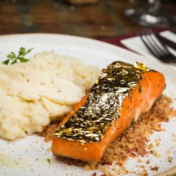 Festival do Pinhão - Risoto de Queijo Brie com Filé de Salmão na Crosta de Pinhão e Folha de Ouro2