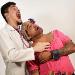 Enfermeiro-Sincero-e-Alorino-Jr-juntos-no-palco-para-o-show-S.O.S-Povao-Cred-Renan-Borges-600x338