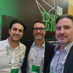 O Grupo Mabu marcou presença durante a 18ª edição do Adit Invest, que aconteceu no último dia 02 de agosto em São Paulo. O encontro reuniu os principais players do mercado imobiliário e investidores de todo o país para discutir as tendências do setor e perspectivas para o futuro. Estiverem presentes os executivos Wellington Estruquel (Membro do Conselho de Administração), Marcelo Errera (CFO) e Gabriel Abujmara ( Gerente de Planejamento Financeiro ). “Os momentos de troca de conhecimento e experiência são inestimáveis para o aprimoramento contínuo de nosso trabalho e para nos mantermos na vanguarda das tendências e das melhores práticas do mercado”, afirma Marcelo Errera ( CFO ). Para Wellington Estruquel, membro do Conselho de Administração, participar do Adit-Invest nos permitiu estabelecer novos contatos comerciais, estreitar relações com parceiros de longa data e, acima de tudo, estreitar laços com investidores em busca de projetos inovadores como os nossos e seguros para direcionar seus recursos. “A confiança depositada em nós por tantas pessoas e empresas é a motivação que impulsiona o Grupo Mabu a buscar a excelência em todas as etapas dos nossos empreendimentos”, finaliza.