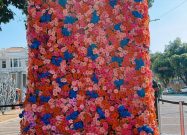 Intervenção com mais de 15 mil flores perfumadas invade shopping de Curitiba