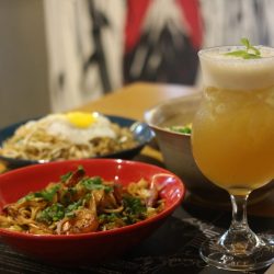 Celebre o Dia do Solteiro no Gyoza e Tuktuk com Drink Especial