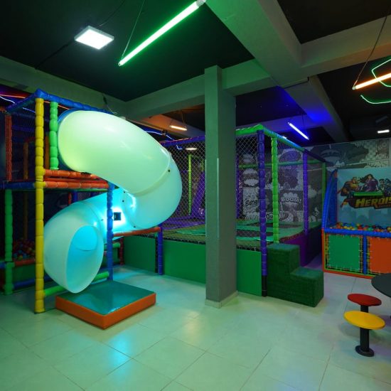 Liga dos Heróis Pizzaria - espaço kids novo