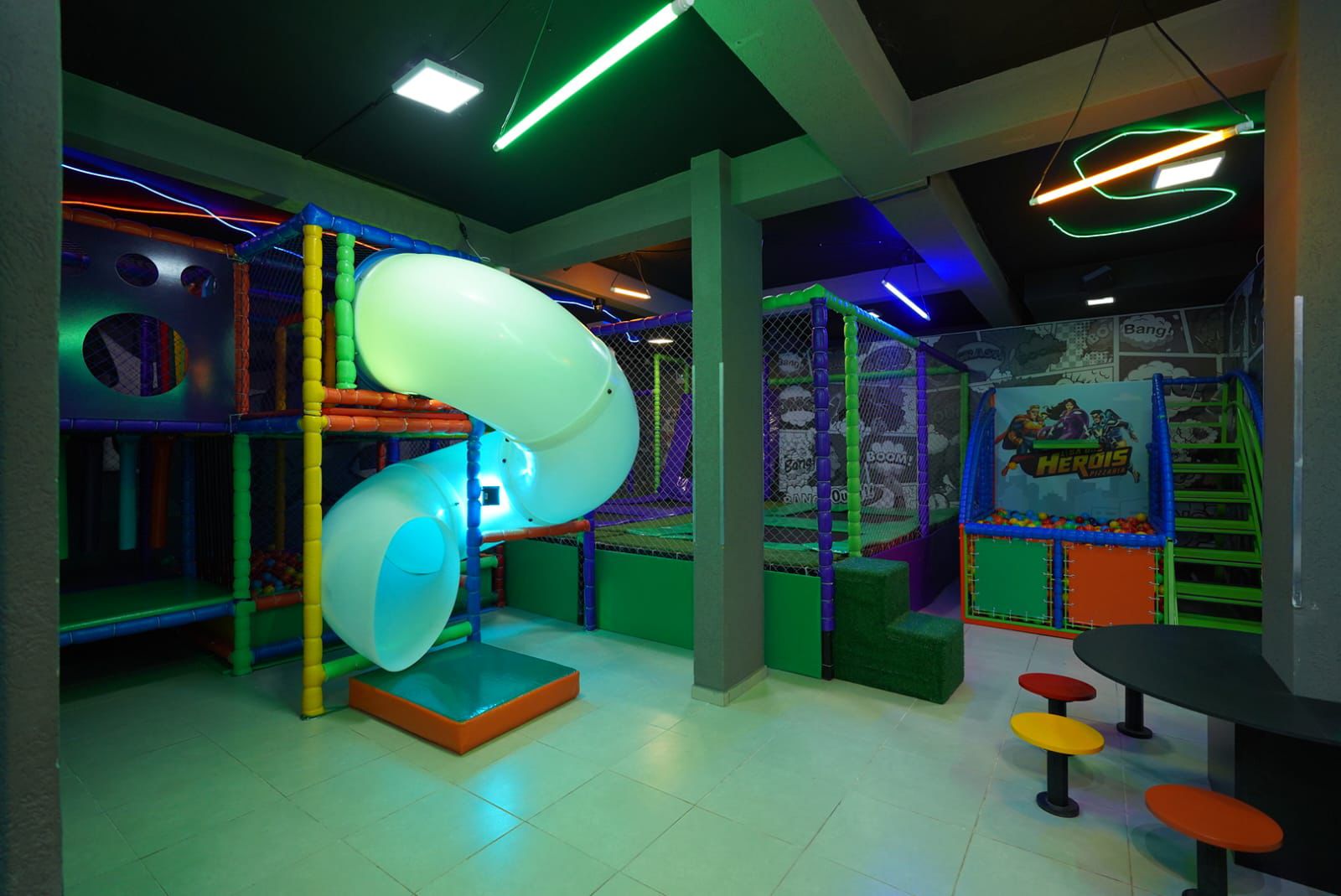 Liga dos Heróis Pizzaria - espaço kids novo