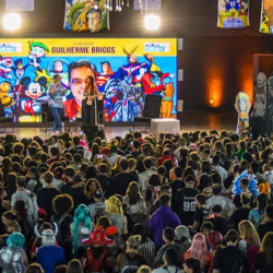 O Shopping Estação recebe, no dia 7 de dezembro, a partir das 11h, a edição especial de Natal do Festival Color Geek Pocket. A versão é uma edição compacta do já consagrado Festival Color Geek, que vem ganhando destaque no calendário nerd e geek de Curitiba. O evento será realizado na Aldeia Coworking, no piso G6, e transformará o espaço em um ponto de encontro para apaixonados por cultura pop, animação, games, quadrinhos e música.