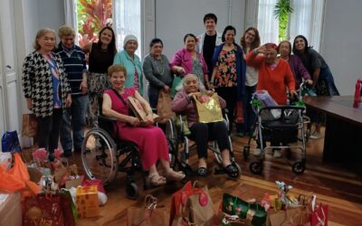 Shopping Curitiba entrega doações de presentes para idosos do Asilo São Vicente de Paulo