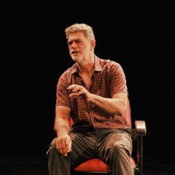 Em-O-Motociclista-no-Globo-da-Morte-com-direcao-de-Rodrigo-Portella-o-ator-Eduardo-Moscovis-expoe-a-violencia-humana-em-monologo-inedito--Cred.-Catarina-Ribeiro-