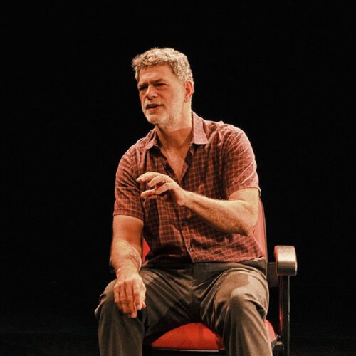 Em-O-Motociclista-no-Globo-da-Morte-com-direcao-de-Rodrigo-Portella-o-ator-Eduardo-Moscovis-expoe-a-violencia-humana-em-monologo-inedito--Cred.-Catarina-Ribeiro-