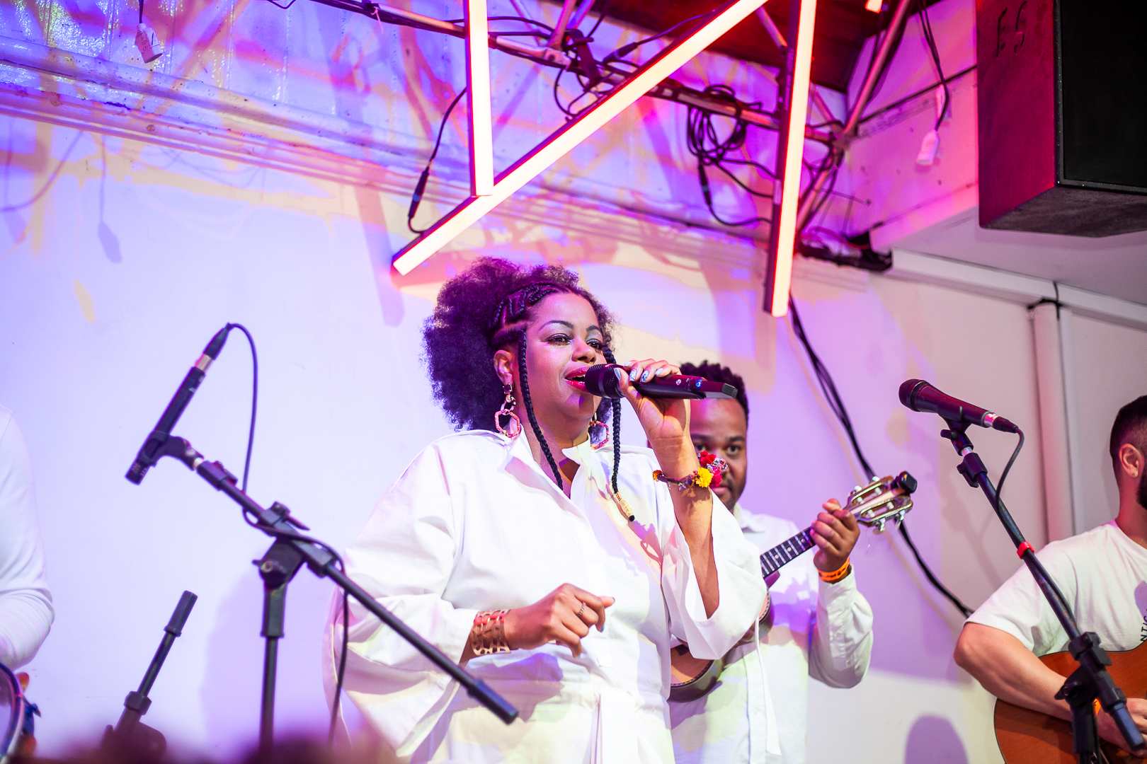 Janine Mathias. Creditos Stay Flor