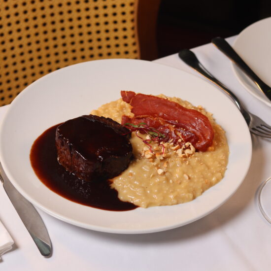 Mignon ao molho de vinho Porto e risoto cremoso de Grana Padano com presunto parma e crocante de castanhas de caju_crédito foto_Morôni Malkovich