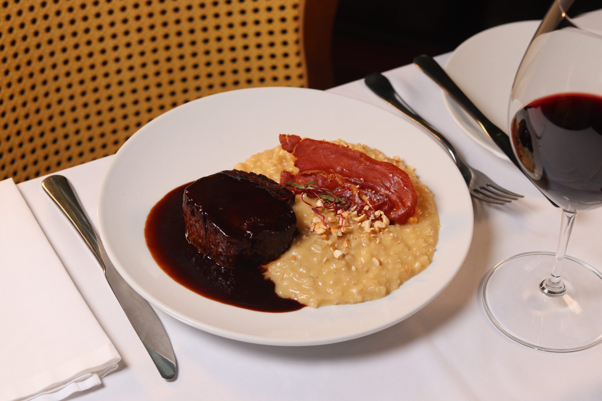 Mignon ao molho de vinho Porto e risoto cremoso de Grana Padano com presunto parma e crocante de castanhas de caju_crédito foto_Morôni Malkovich